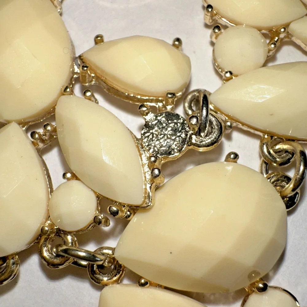 Unbranded Bib Statement Necklace Women OS Cream Gold Tone Excellent Cluster Bib